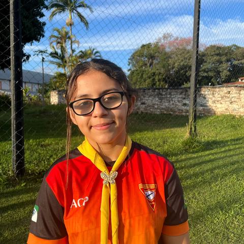 Retrato de integrante do Clube Ágape em uma área externa.
