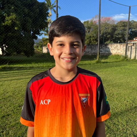 Retrato de integrante do Clube Ágape em uma área externa.