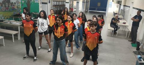 Participantes reunidos em um salão, organizados em fileiras para uma atividade do clube.