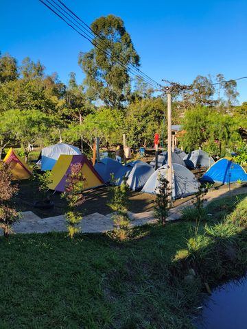 Barracas montadas em uma área ao ar livre durante o acampamento de instruções.