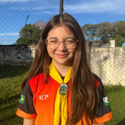 Retrato de integrante do Clube Ágape em uma área externa.