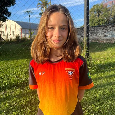 Retrato de integrante do Clube Ágape em uma área externa.