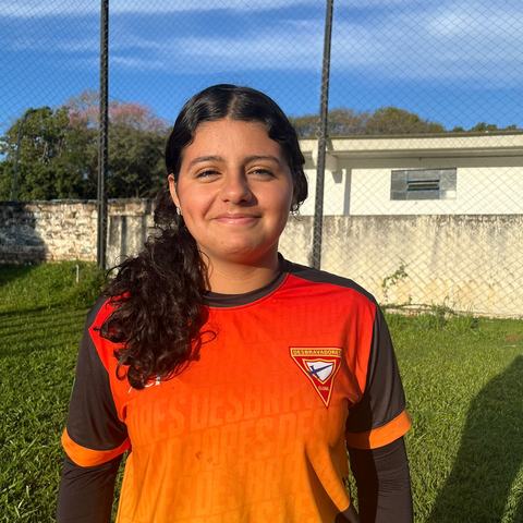 Retrato de integrante do Clube Ágape em uma área externa.