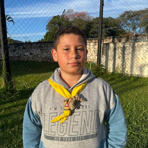 Retrato de integrante do Clube Ágape em uma área externa.