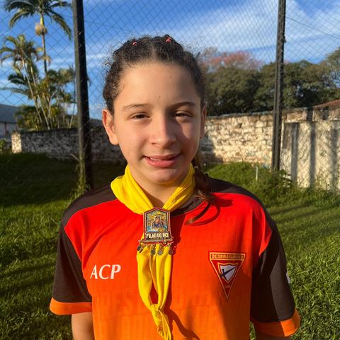Retrato de integrante do Clube Ágape em uma área externa.