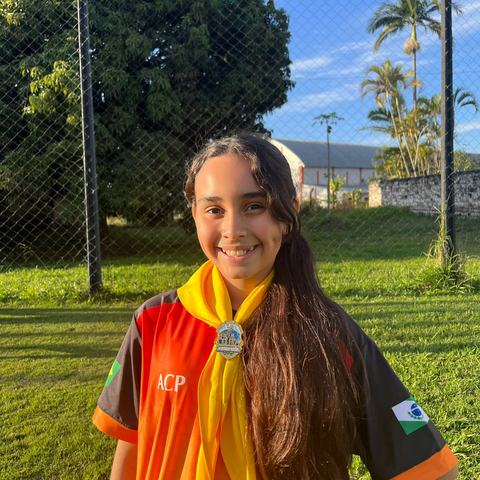 Retrato de integrante do Clube Ágape em uma área externa.