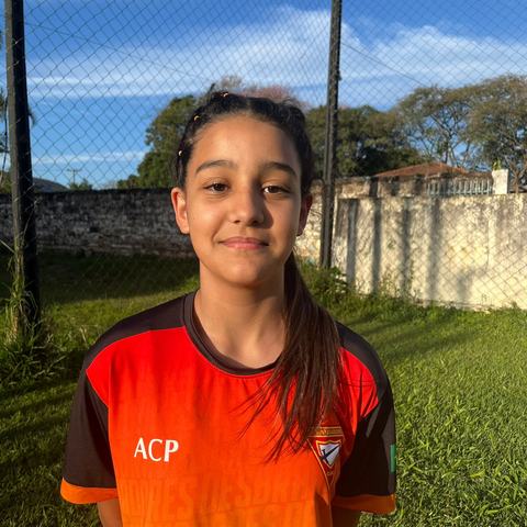 Retrato de integrante do Clube Ágape em uma área externa.