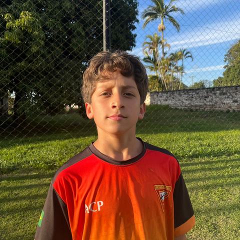 Retrato de integrante do Clube Ágape em uma área externa.