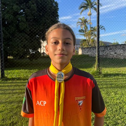 Retrato de integrante do Clube Ágape em uma área externa.
