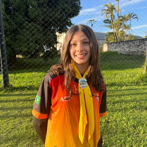 Retrato de integrante do Clube Ágape em uma área externa.
